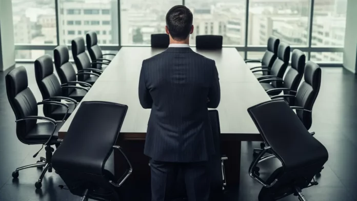 Un manager debout dans une salle de réunion vide, symbolisant l’isolement et la sanction liés au management toxique reconnu comme faute grave.